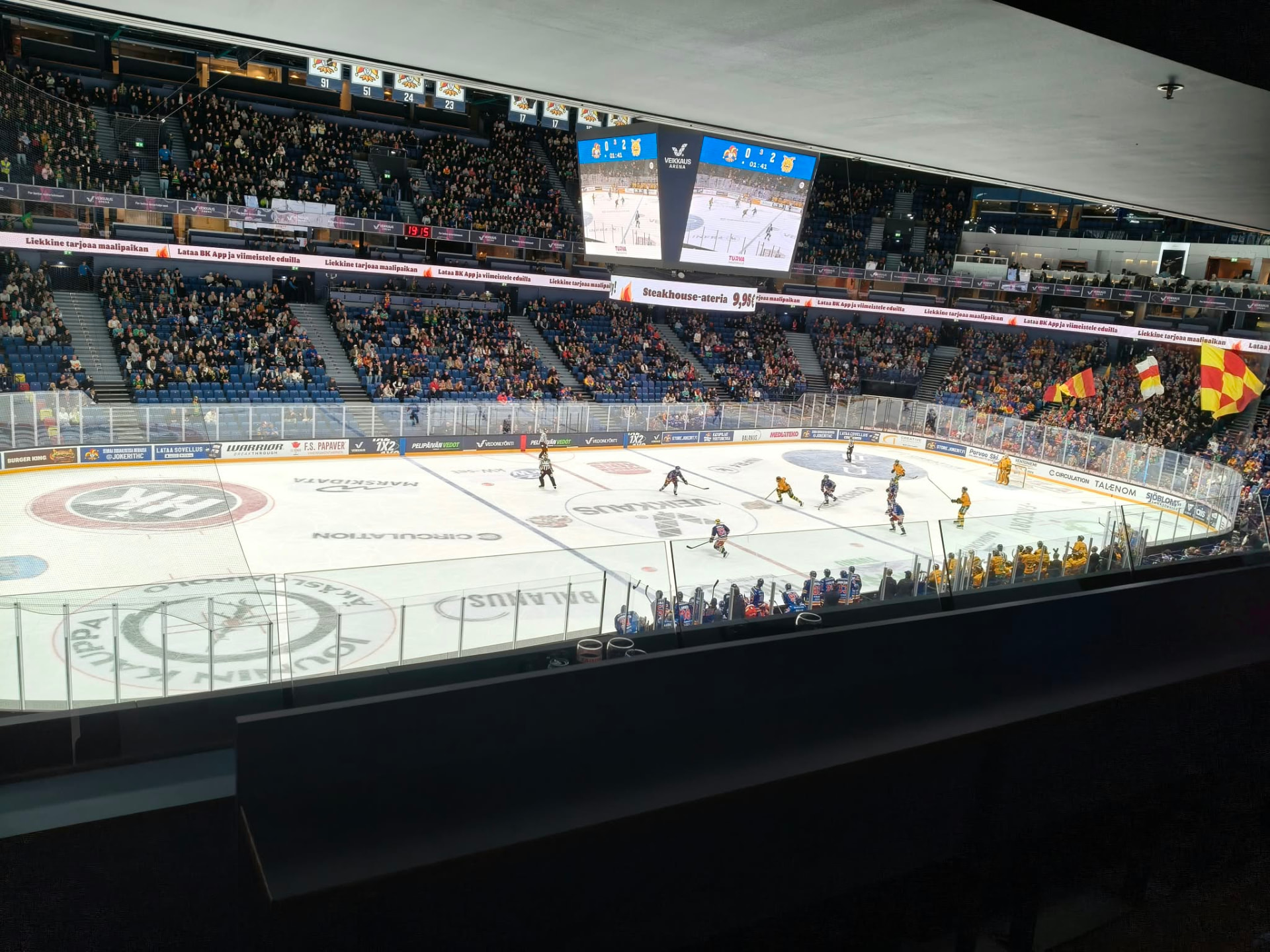 Jokerit-ottelu käynnissä – näkymä Platinum Loungen aitiosta