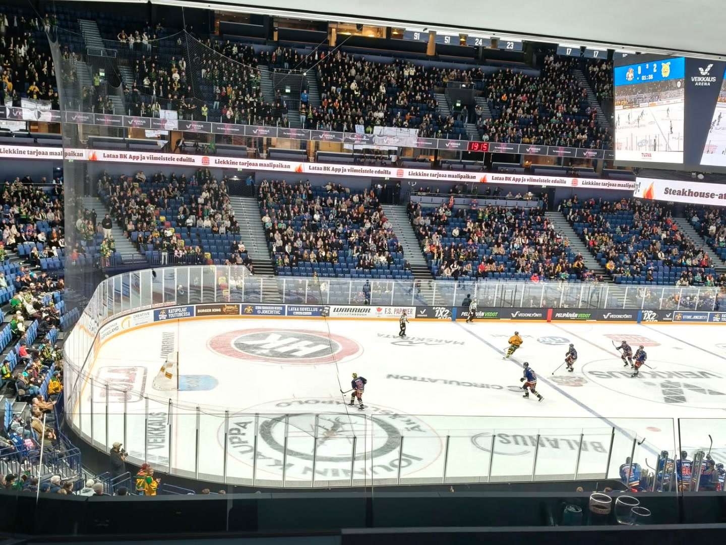 Täysi areena ja jää aition ikkunasta