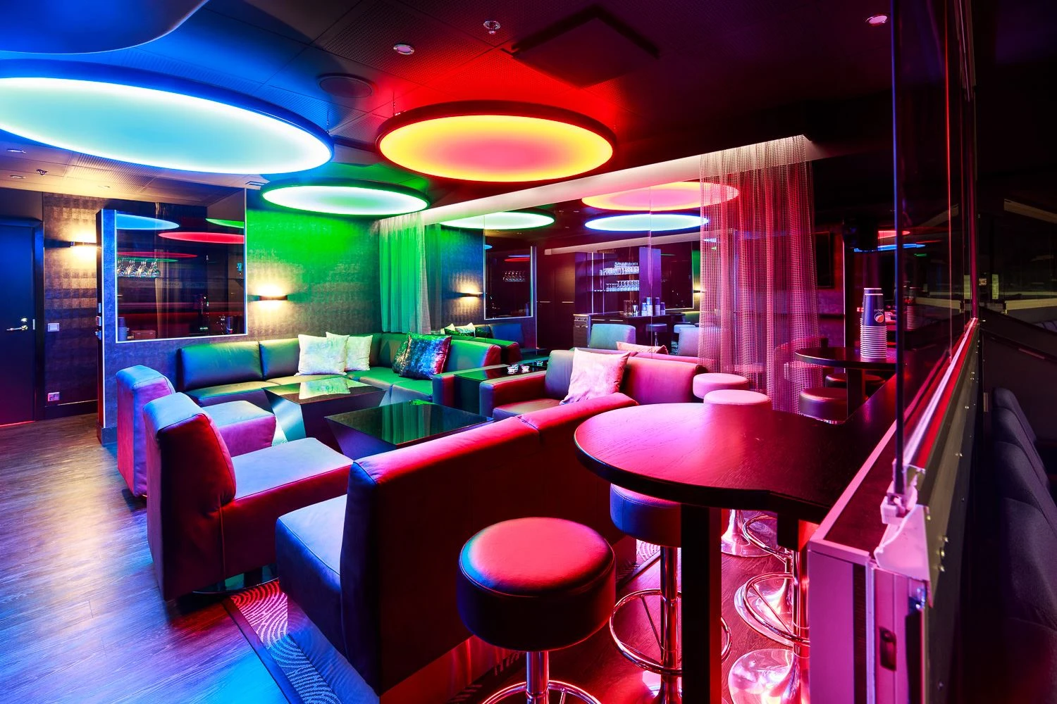 Aition 259 baaritaso ja monivärinen lounge